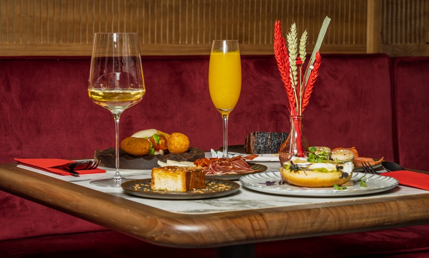 Image 22: Brunch ilimitado con bufé libre de comida y bebida para 2 o 4 personas