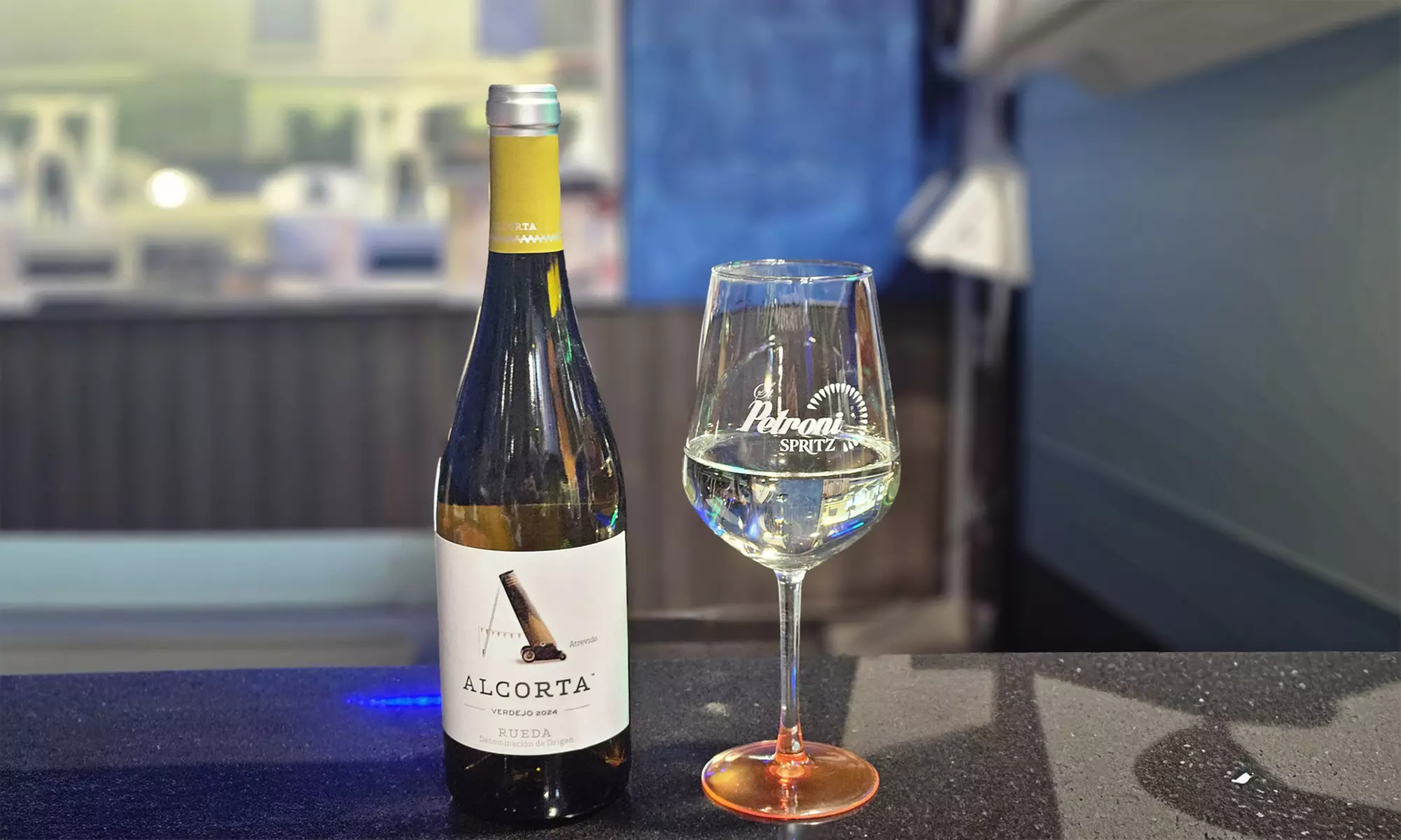 Botella de vino a elegir con ración de picoteo para 2 o 4 personas, ahorra hasta un 50% - Primary Image