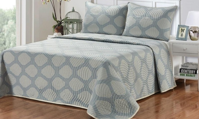 Up To 29% Off on 100% Polyester Quilt Set (3-Pc.) | Groupon Goods