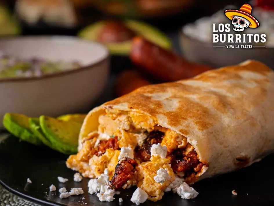 Nachos for Friends mit 4 Burritos und 4 optionalen Getränken nach Wahl