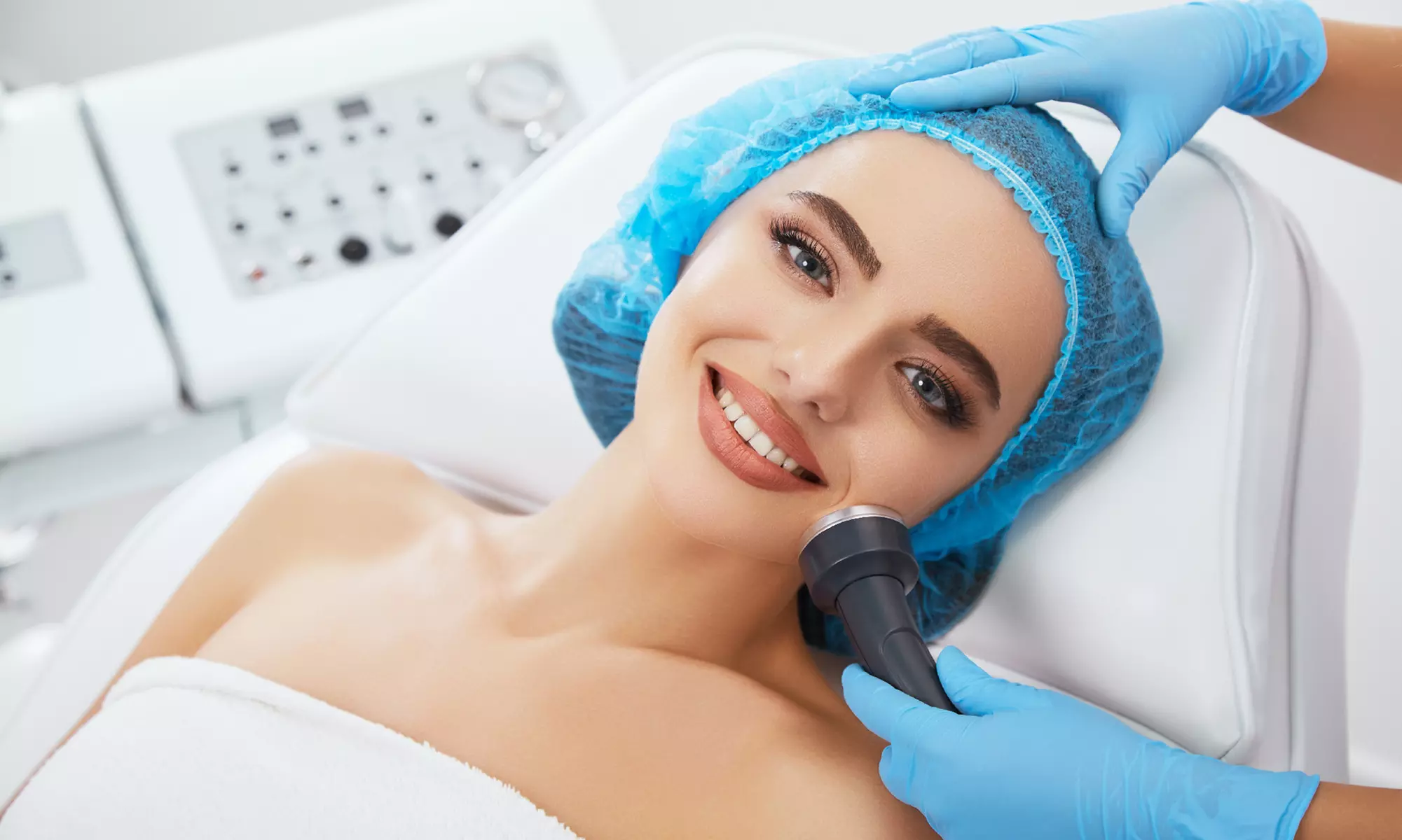 Klassische Gesichtsbehandlung, Mikrodermabrasion oder Microneedling für 1 Person (bis 46% sparen) - Primary Image