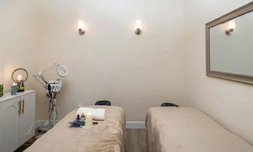 Image 2: Solo Serenity or Couples Bliss: Choose Your Massage Experience