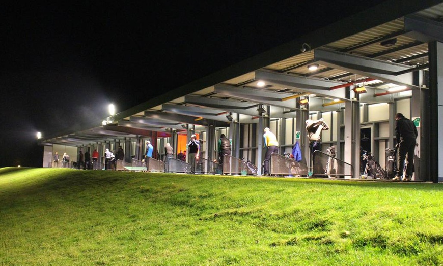 Image 3: 18 Loch Greenfee inkl. Übungsbälle für 2 Personen, optional mit E-Kart