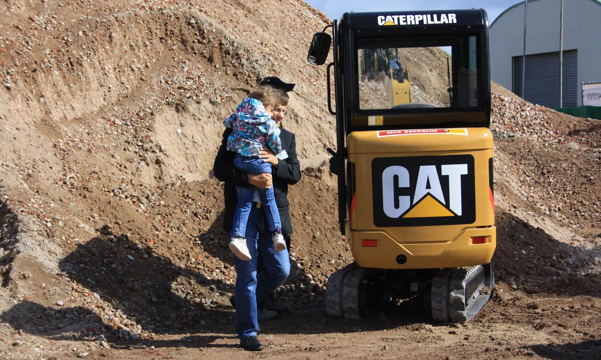 1 oder 2 Fahrten à 45 Min. mit dem Mini-Bagger à für 2-3 Personen