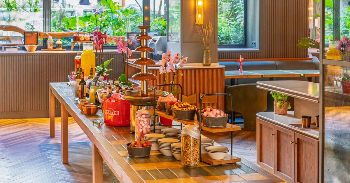 Brunch ilimitado con buffet de comida y bebida en Red by Martini, Madrid