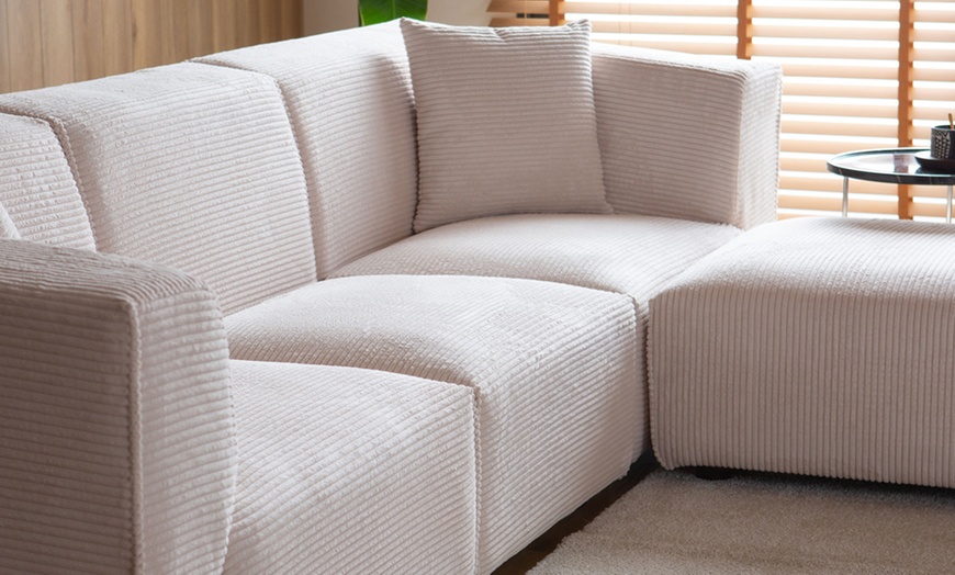 Image 6: Canapé modulable 3 ou 4 places avec pouf en velours côtelé de Kocoon
