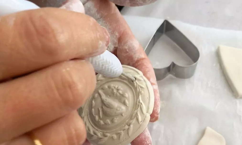 Taller creativo de moldeado en arcilla o lettering para 1 o 2 personas