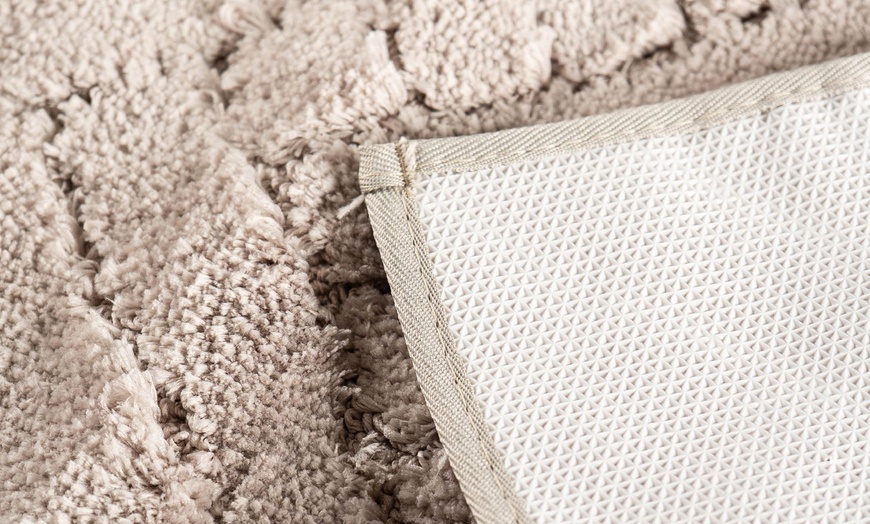 Image 6: Alfombrilla de baño con diseño tipo cruzado en relieve