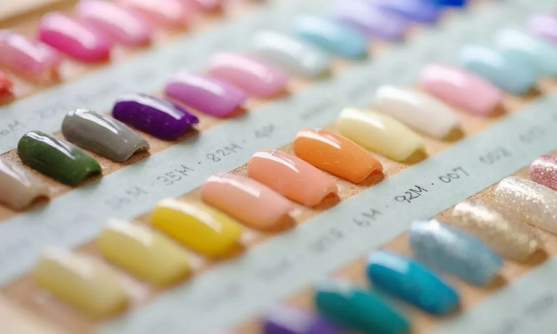 Manicura y/o pedicura con esmaltado normal o semipermanente