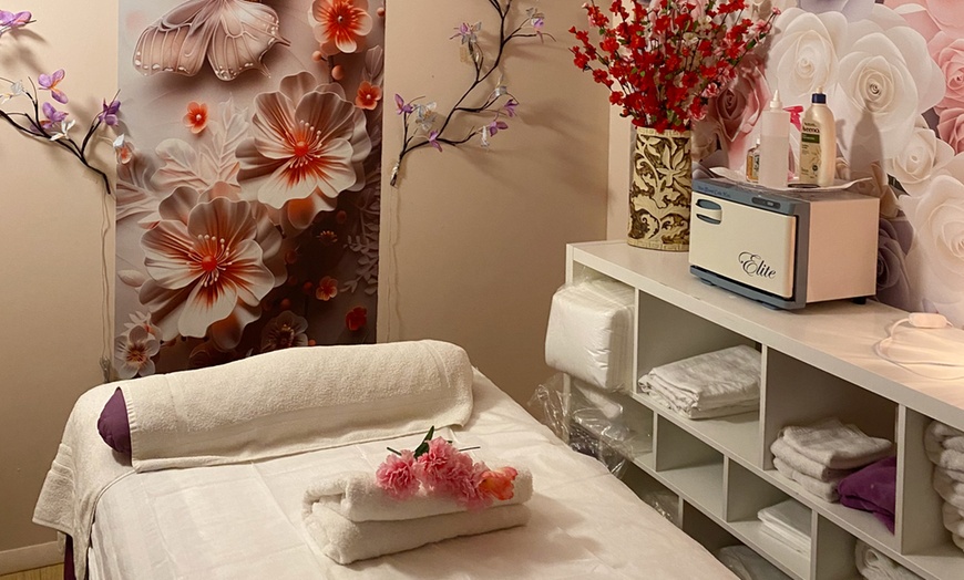 Image 2: 60 Min Deep Tissue Massage w/ Hot Stones for One and for Couples