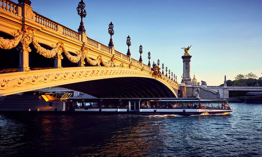 Formule déjeuner ou dîner croisière au choix sur la Seine