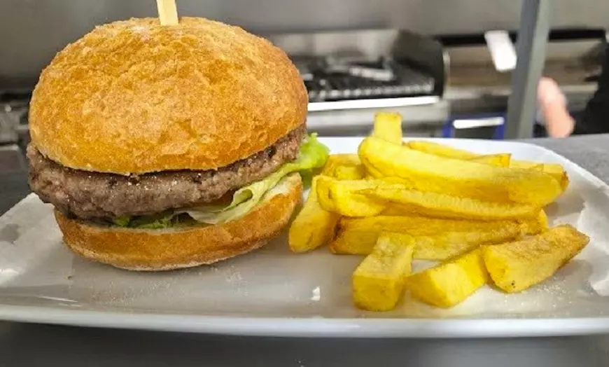 Image 7: Menú de hamburguesa para 2 o 4 con bebida y chupito o copa de champán