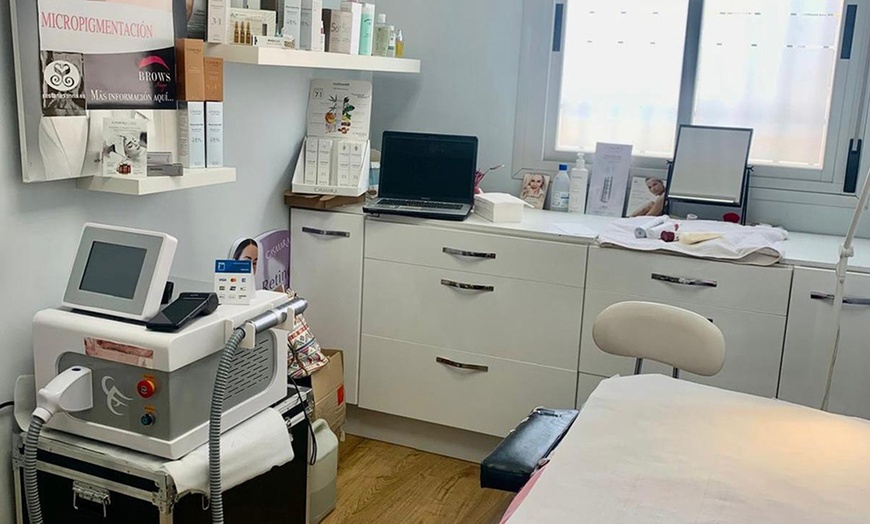 Image 6: 1 o 2 sesiones de exosomas con dermapen en 2 fases en rostro completo