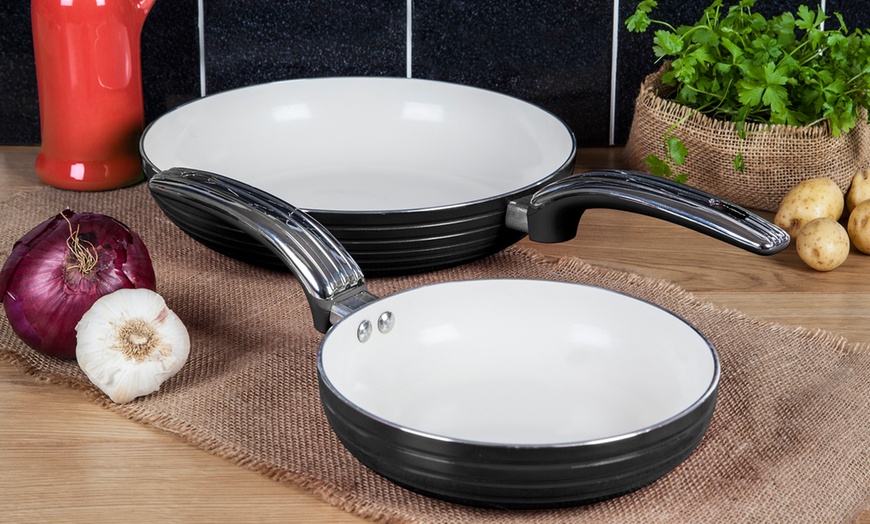 Image 2: Swan Retro-Styled Frying Pans