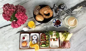 Klassisch oder Deluxe Frühstück inkl. Heißgetränk nach Wahl für 1 oder 2 Personen (bis zu 30% sparen)