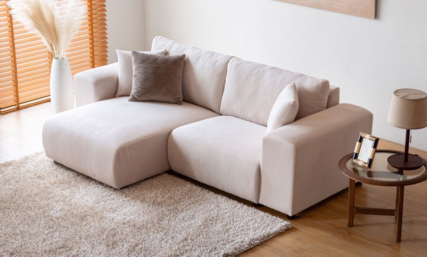 Image 14: Canapé d'angle réversible 3 places "Jambi" de Kocoon en velours côtelé