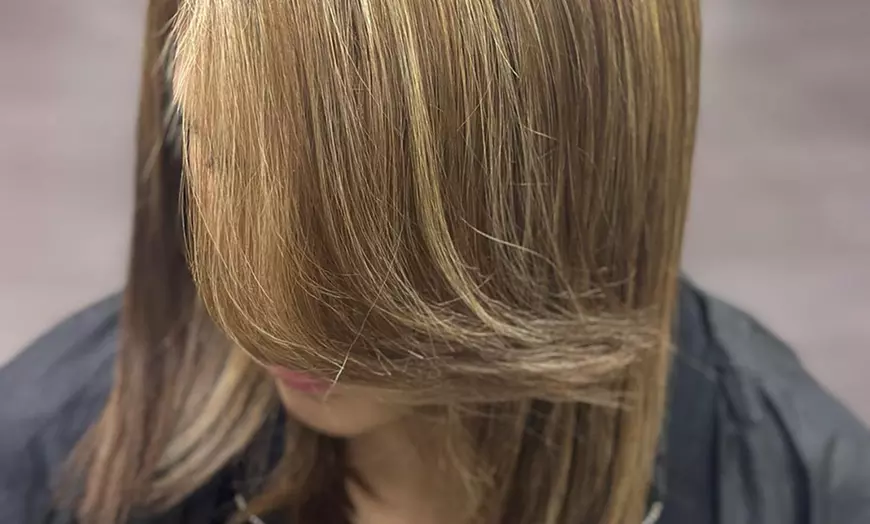 Image 19: Sesión de peluquería con masaje, corte y tratamientos extra a elegir