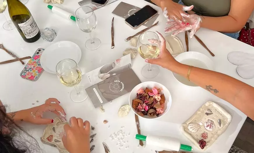 Image 4: Taller de pintura en lienzo o cerámica o taller de velas con vino