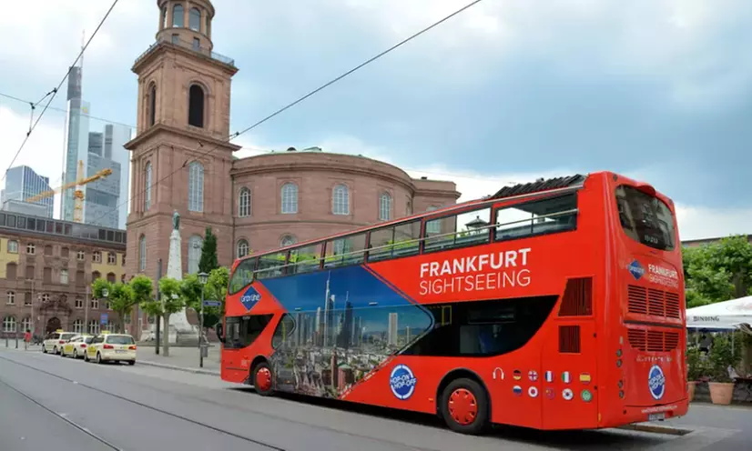 2 Std. Hop-on Hop-off Grande Stadtrundfahrt in Frankfurt – 1-4 Pers.