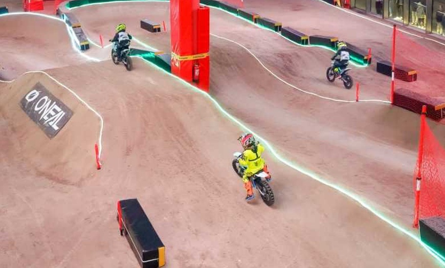 Image 2: Tanda de 15 minutos de motocross indoor eléctrico con o sin menú finde