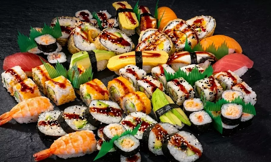 Sushi-Kreationen mit 19–74 Stück für 1–4 Personen genießen