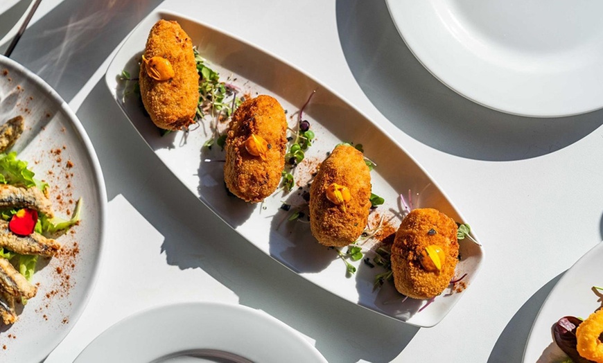 Image 5: Plan Beach frente al mar con tapas bebidas y postre