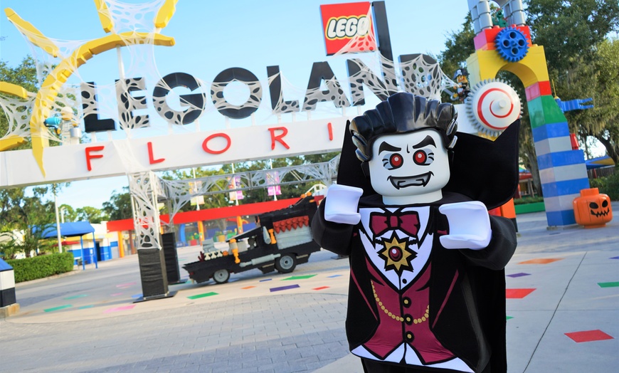 Image 2: Stay near LEGOLAND® with playful pools & kid-friendly rooms