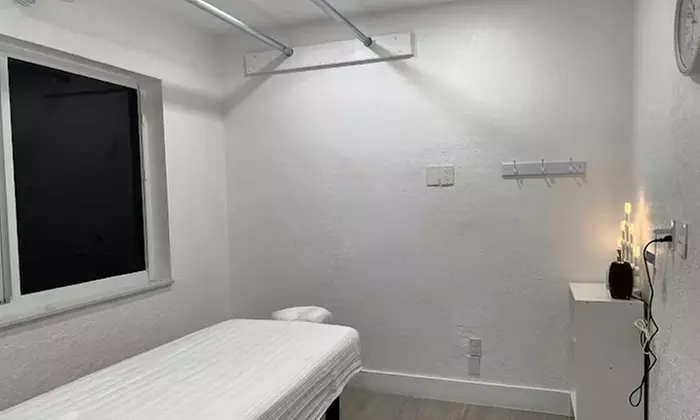 Swedish, Deep Tissue or Thai Massage w/Hot Towels for 1 or Couples
