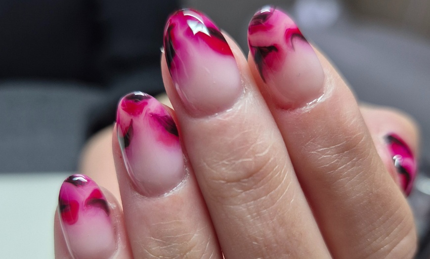 Image 3: Beauté des mains et/ou des pieds ou pose de gel avec extension ongles