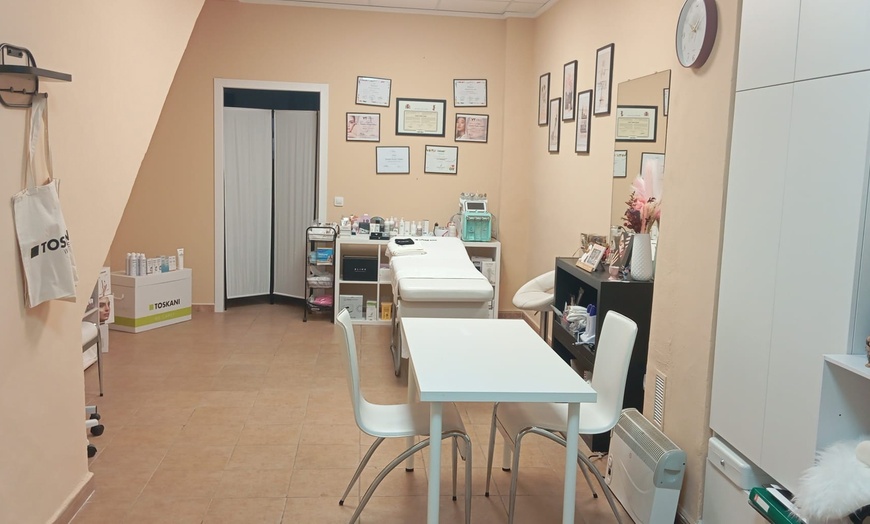 Image 10: ¡Cuidado total para tus uñas! Manicura, pedicura o uñas de gel para 1