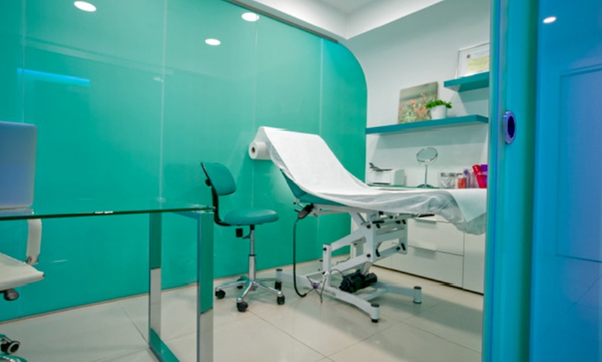 Image 3: Infiltración de 1 vial de tratamiento de relleno dérmico en 1 zona