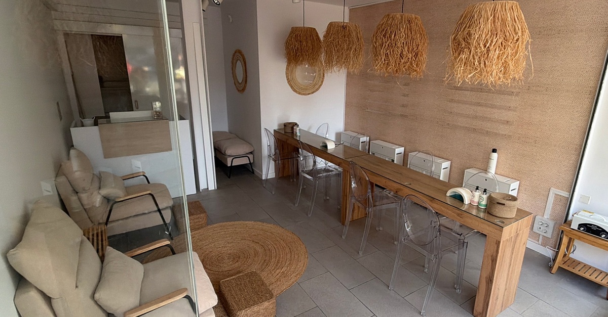 Sesión de manicura y pedicura con esmaltado en Barcelona