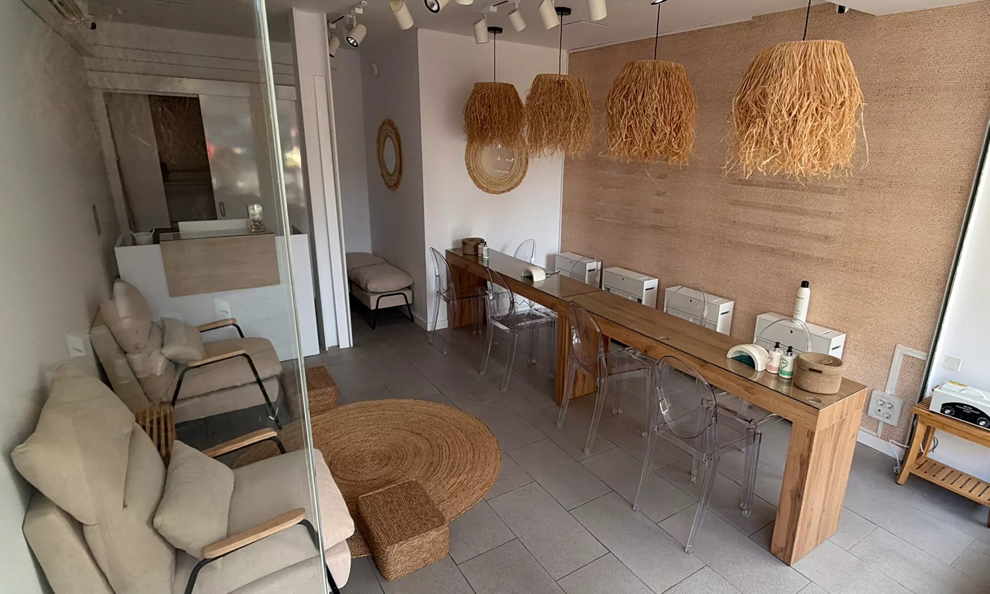 Sesión de manicura y/o pedicura con esmaltado normal o semipermanente