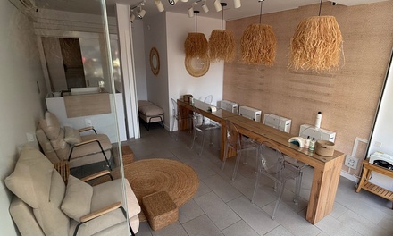 Sesión de manicura con esmaltado normal o semipermanente - Mandri Nails