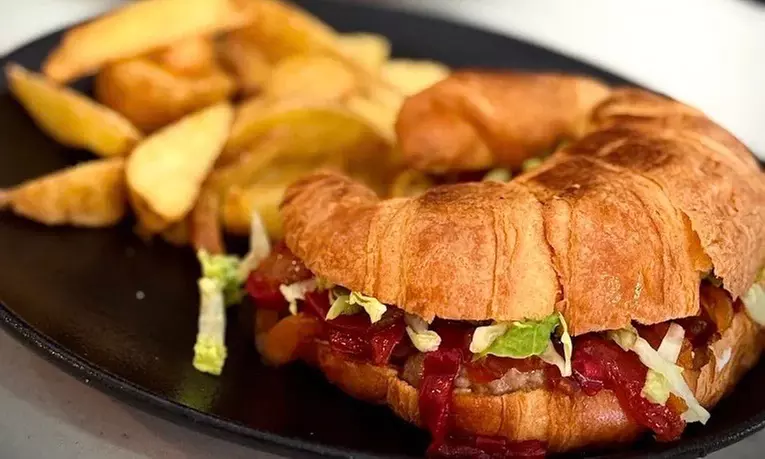 Buffet libre de entrantes y burgers para 2 personas con bebida