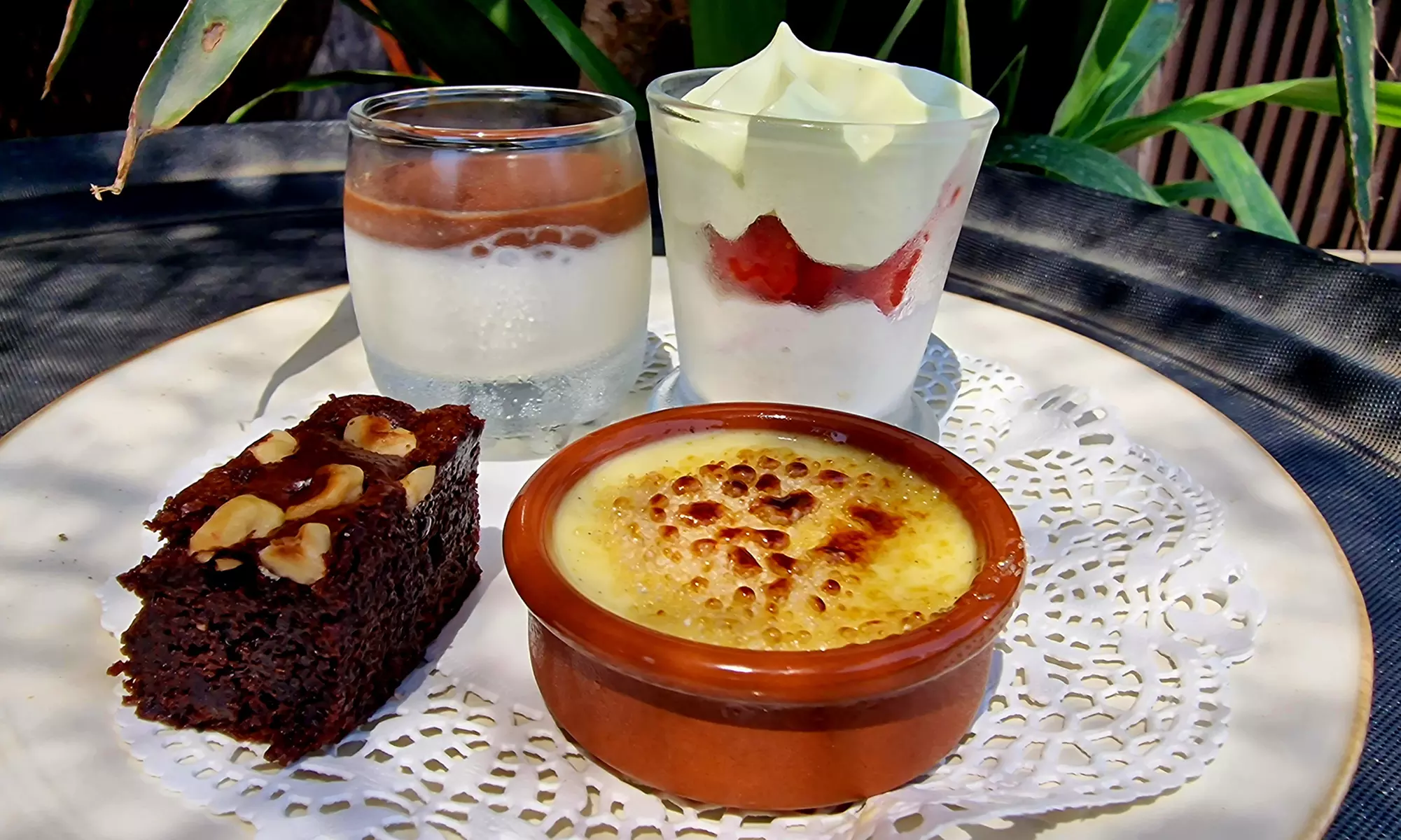 Évasion : plage privée style balinais avec matelas, parasol et boisson