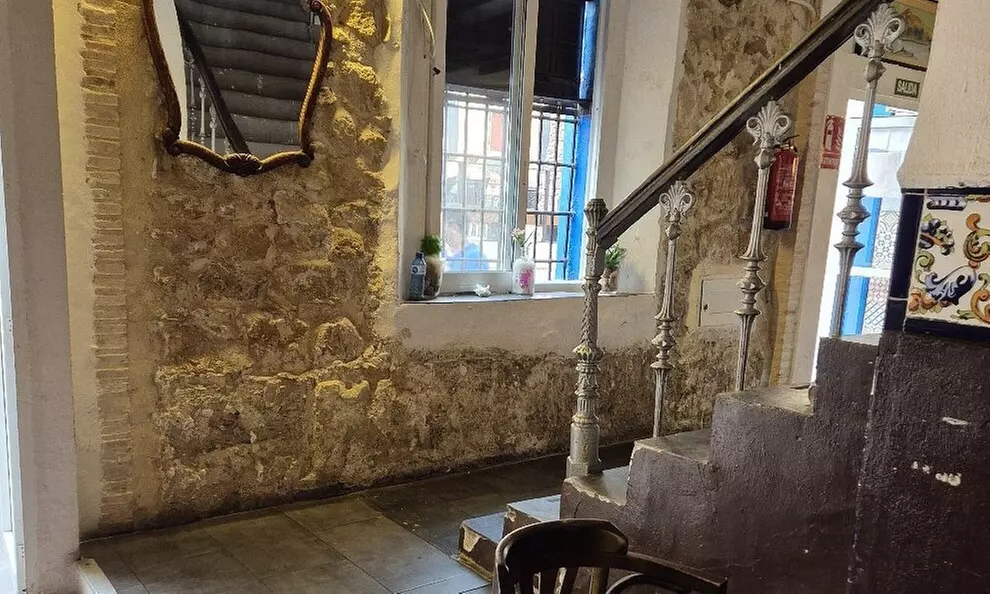 Menú para 2 o 4 en casco antiguo de Alicante con postre y vino