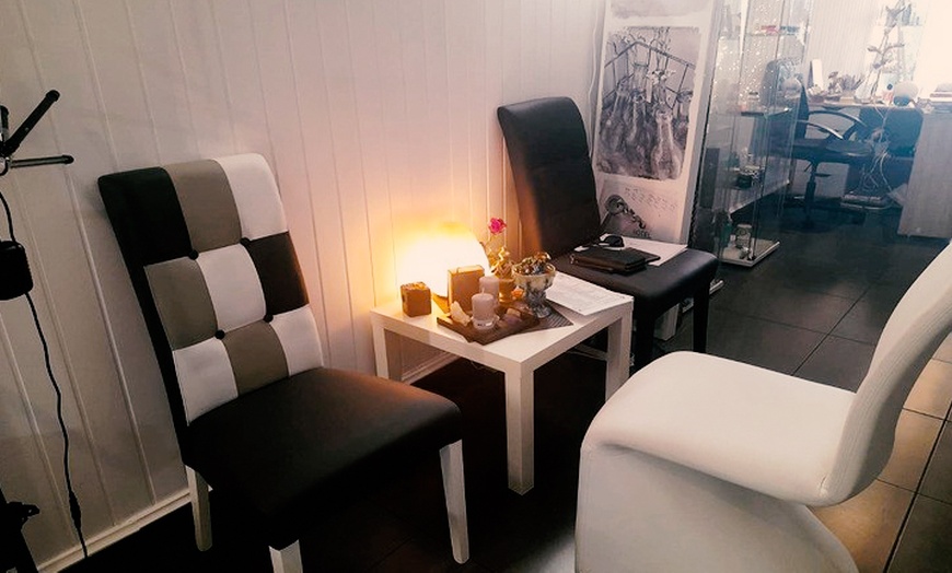 Image 2: Limpieza facial con microdermoabrasión, peeling y máscara led