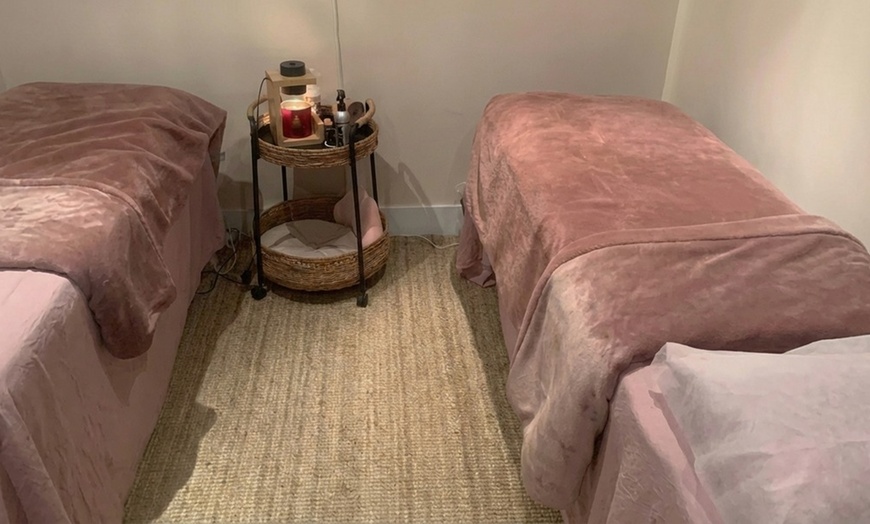 Image 3: Rejuvenating 60-Min Dermaplaning Facial with Jelly Mask & LED Light