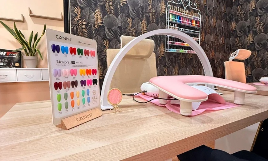 Image 12: Presume de uñas con una sesión de manicura, pedicura o ambas para 1 