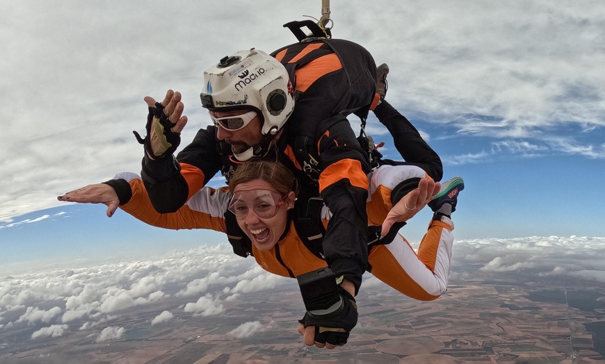 Image 4: Salto tándem en paracaídas a 4500 m sobre el nivel del mar para 1 o 2 