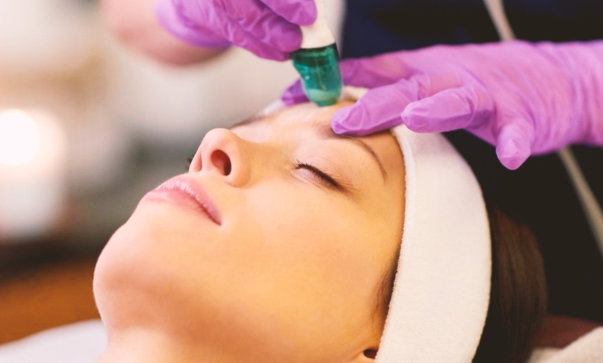 Image 2: Diamant-Mikrodermabrasion – Gesicht, Hals und Dekolleté für 1 Person