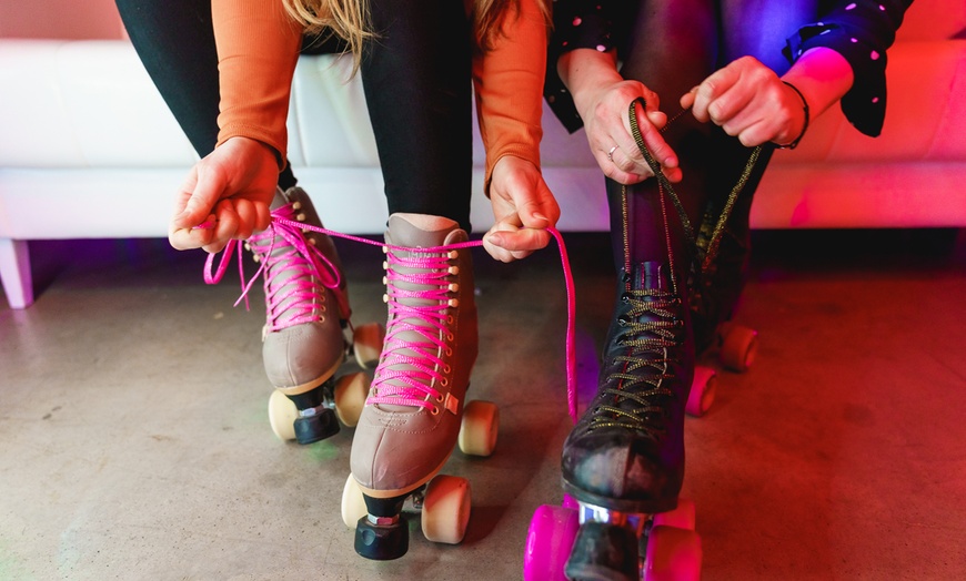 Image 2: Ruch, muzyka i dobra zabawa: 90 minut jazdy na wrotkach