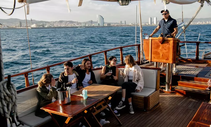 Image 4: Paseo en barco de madera con tapas y bebidas para 1 o 2 personas