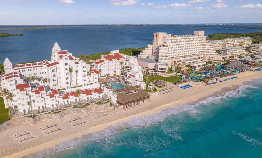Image 27: 5-Star All-Inclusive Beachfront Stay 