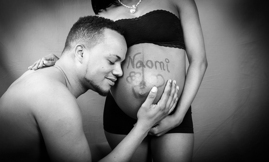 Image 2: Sesión fotográfica en estudio para 1 o 2 personas con hasta 90 fotos