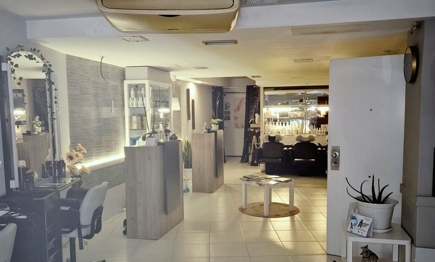 Image 4: Sesión de manicura y/o pedicura con esmaltado semipermanente 