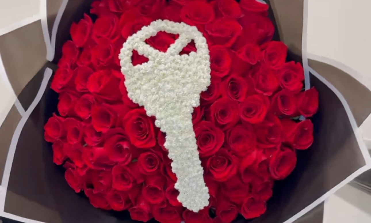 Romantic Bloom: 50, 48, 40 & 24 Roses for Every Special Moment