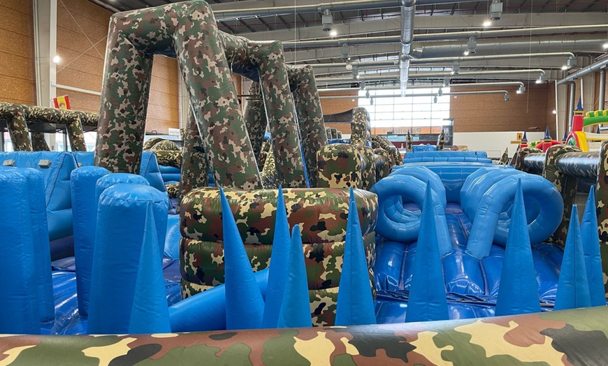 Image 17: Entrada al circuito de hinchables Crazy Warriors con opción de comida