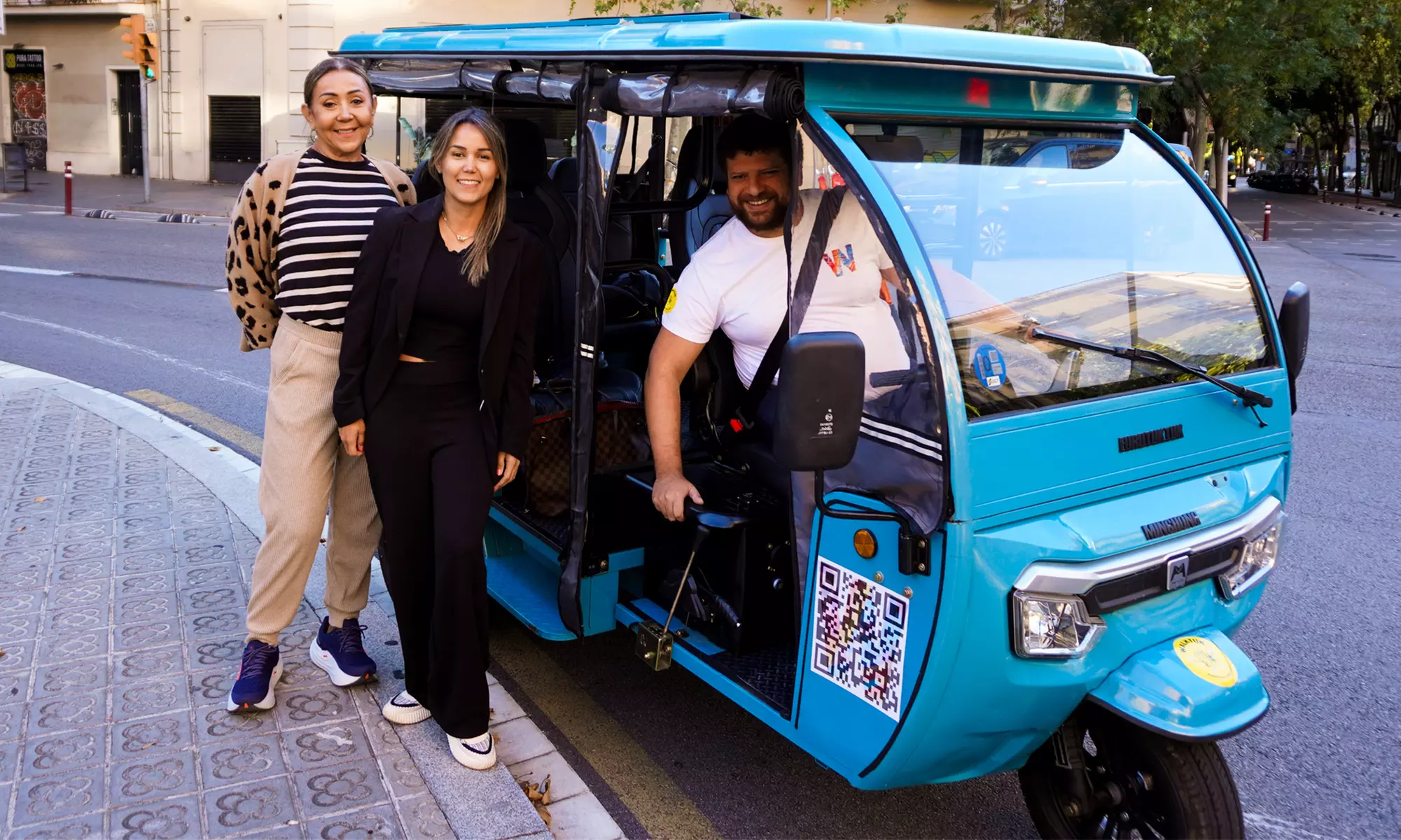 Tour Barcelona en tuk tuk eléctrico: 1 o 2 h, grupo o privado